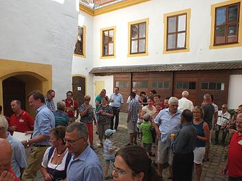 Viele Interessierte kamen ins Neuenbürger Schloss, um sich ein Bild von der Renovierung zu machen.  Fotos: Manfred Welker
