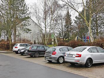 Auf diesem Parkplatz vor dem Spielplatz wurden die drei Leichen am Sonntagabend entdeckt. Foto: M. Hoch