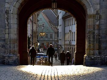Erster Lichtblick nach vierwöchigem Dauergrau in Bamberg. Experten empfehlen die sonnige Zeit unbedingt zu nutzen, um die Bildung von Glückshormonen anzuregen.  Foto: Ronald Rinklef