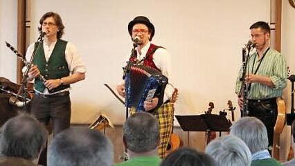 Mit ihren Liedern und Geschichten rund ums Bier wussten Res Richter, David Saam und Christoph Lambertz (von links) im Rats- und Kultursaal Knetzgau zu begeistern.  Foto: Christiane Reuther