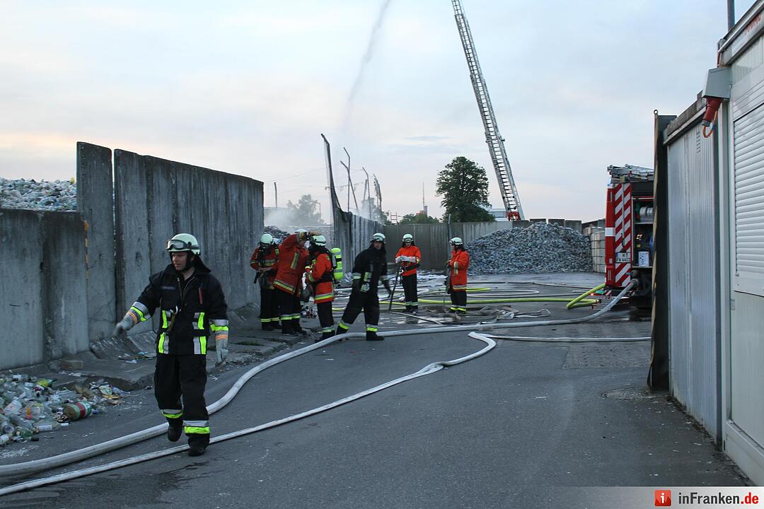 Müllberg am Nürnberger Hafen fängt Feuer – Großeinsatz der Feuerwehr