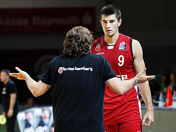 Brose-Trainer Andrea Trinchieri spricht mit Neuzugang Luka Mitrovic. Foto: Daniel Löb