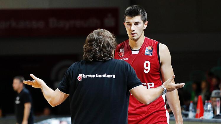 Brose-Trainer Andrea Trinchieri spricht mit Neuzugang Luka Mitrovic. Foto: Daniel Löb
