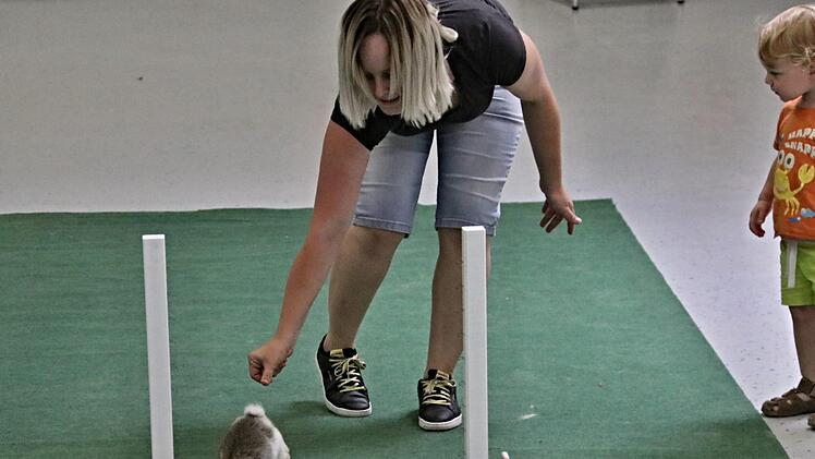 Gespannt beobachtet die zweijährige Anna wie Marina mit ihrem "Hoppler" trainiert. Foto: Helmut Will