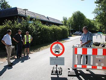 Ortstermin am Mainleuser Freibad: Weil sich uneinsichtige Autofahrer  nicht an die Verkehrsregelung halten und auf dem Geh- und Radweg fahren, um an schattige Stellplätze zu kommen oder Kinder direkt vor dem Eingang aussteigen zu lassen, sollen jetzt weitere Maßnahmen ergriffen werden, um das zu unterbinden. Welche das sind, das überlegten (von links) Bürgermeister Robert Bosch, Klaus-Peter Lang von der PI Kulmbach, Manfred Amschler vom Landratsamt und Bauamtsleiter Hans-Georg Busch. Foto: Jü...