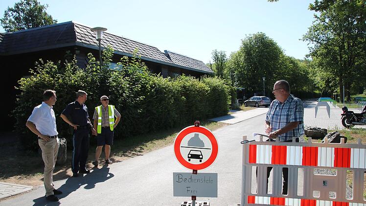 Ortstermin am Mainleuser Freibad: Weil sich uneinsichtige Autofahrer  nicht an die Verkehrsregelung halten und auf dem Geh- und Radweg fahren, um an schattige Stellplätze zu kommen oder Kinder direkt vor dem Eingang aussteigen zu lassen, sollen jetzt weitere Maßnahmen ergriffen werden, um das zu unterbinden. Welche das sind, das überlegten (von links) Bürgermeister Robert Bosch, Klaus-Peter Lang von der PI Kulmbach, Manfred Amschler vom Landratsamt und Bauamtsleiter Hans-Georg Busch. Foto: Jü...