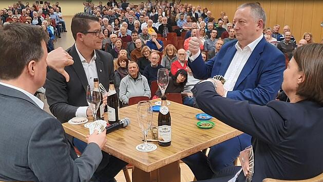 Karten zocken und Entscheidungen treffen: Beim Wahlpodium in Oberthulba wurde den drei Kandidaten fürs Amt des Landrats einiges abverlangt. Foto: Steffen Standke