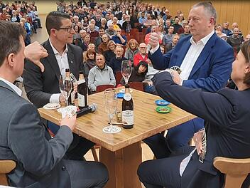 Karten zocken und Entscheidungen treffen: Beim Wahlpodium in Oberthulba wurde den drei Kandidaten fürs Amt des Landrats einiges abverlangt. Foto: Steffen Standke