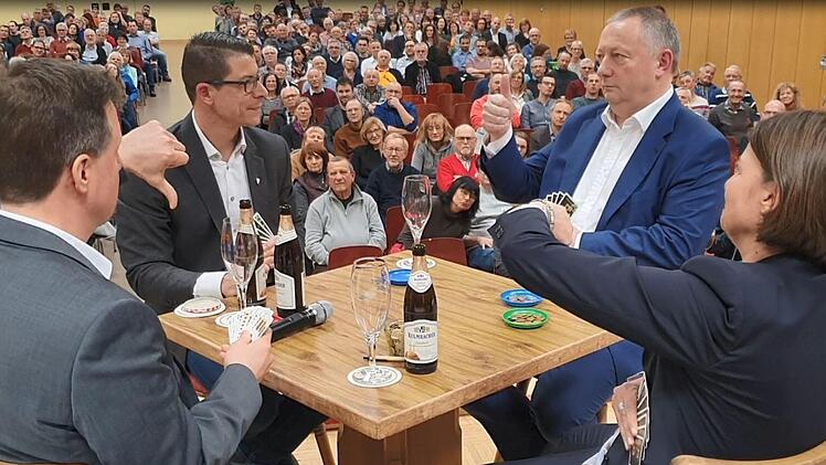 Karten zocken und Entscheidungen treffen: Beim Wahlpodium in Oberthulba wurde den drei Kandidaten fürs Amt des Landrats einiges abverlangt. Foto: Steffen Standke