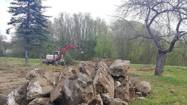 Eine einstmals privates Gartengrundst&uuml;ck wird derzeit von Mitarbeitern des st&auml;dtischen Bauhofs in den bestehenden J&ouml;rgentorpark integriert.Heike Beudert