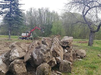 Eine einstmals privates Gartengrundstück wird derzeit von Mitarbeitern des städtischen Bauhofs in den bestehenden Jörgentorpark integriert.Heike Beudert