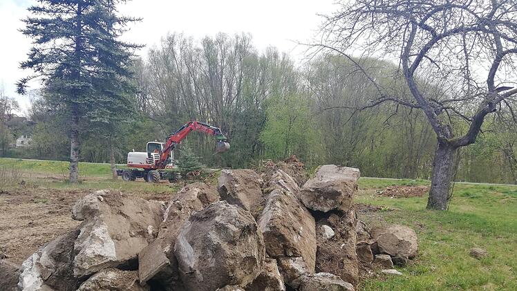 Eine einstmals privates Gartengrundstück wird derzeit von Mitarbeitern des städtischen Bauhofs in den bestehenden Jörgentorpark integriert.Heike Beudert
