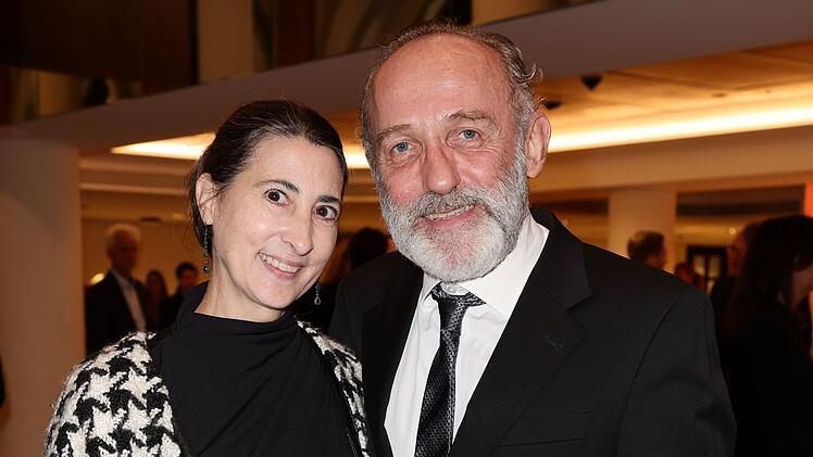 Karl Markovics ist mit der Theaterschauspielerin Stephanie Taussig verheiratet und ist Vater zweier Adoptivkinder. Er lebt bei Wien.