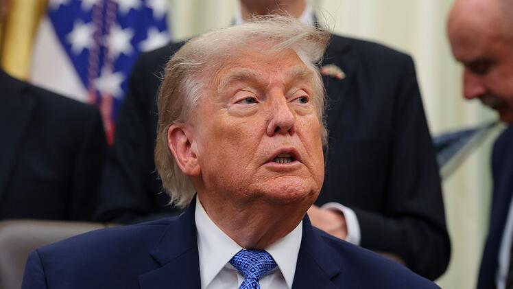 Donald Trump macht einmal mehr mit einem bizarren KI-Video von sich reden.
