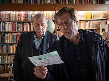 Privatdetektiv Georg Wilsberg (Leonard Lansink, links) und Ekki Talk&ouml;tter (Oliver Korittke) wollen den Mord an einem Brauereibesitzer aufkl&auml;ren.