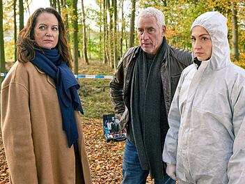 Die Kommissarin Jana Winter (Natalia W&ouml;rner, links), ihr Kollege Matthias Hamm (Ralph Herforth) und die Rechtsmedizinerin Miriam Bender (Sophia Schubert) nehmen das Waldst&uuml;ck, in dem ein Mann vom Pferd fiel, genauer unter die Lupe.