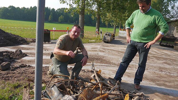 Heinrich Bernhard Scho und Rolf Rosenbauer sichten den Metallschrott aus der Itz.