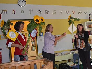 Für das Lehrerkollegium überreichten Kerstin Schmidt- Müller(links) und Melanie Haberzettl Wunsch-Sonnenblumen an die neue Schulleiterin Gisela Gebert-Hartenstein (rechts). Foto: Karl-Heinz Hofmann