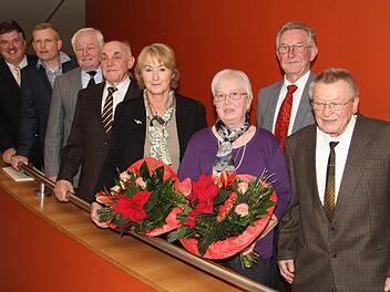 Landrat Klaus Peter Söllner (links) zeichnete (nach rechts) Bernd Neidhart, Günter Kintzel, Hermann Angermann, Jutta Lange, Inge Luther, Werner Gräbner sowie Andreas Hümmer mit der Ehrennadel des Landkreises Kulmbach aus. Foto: Sonja Adam