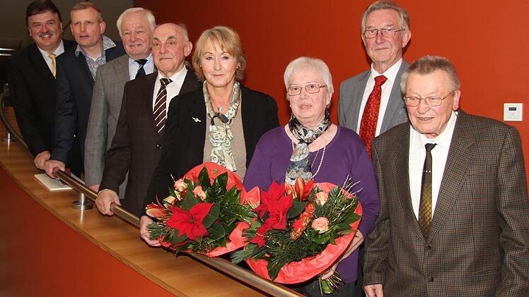 Landrat Klaus Peter Söllner (links) zeichnete (nach rechts) Bernd Neidhart, Günter Kintzel, Hermann Angermann, Jutta Lange, Inge Luther, Werner Gräbner sowie Andreas Hümmer mit der Ehrennadel des Landkreises Kulmbach aus. Foto: Sonja Adam
