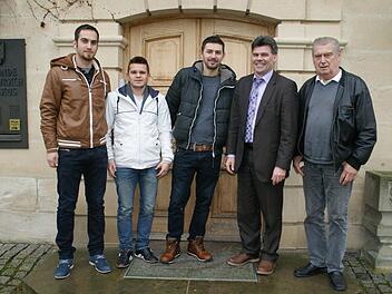 Erste Erfahrungen mit der Aufnahme von Asylbewerbern macht derzeit die Gemeinde Oberaurach. Bürgermeister Thomas Sechser (Zweiter von rechts) ist dankbar, dass sich Georg Hofmann (rechts) um das Haus und die fünf jungen Männer kümmert. Ins Rathaus kamen jetzt Veton Loshi, Armend Hasani und Valon Menqa. Foto: Sabine Weinbeer