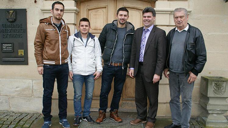 Erste Erfahrungen mit der Aufnahme von Asylbewerbern macht derzeit die Gemeinde Oberaurach. Bürgermeister Thomas Sechser (Zweiter von rechts) ist dankbar, dass sich Georg Hofmann (rechts) um das Haus und die fünf jungen Männer kümmert. Ins Rathaus kamen jetzt Veton Loshi, Armend Hasani und Valon Menqa. Foto: Sabine Weinbeer