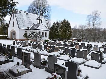 Der Friedhof im Sonneberger Stadtteil Hönbach muss durch eine Dichtmauer geschützt werden, wenn ein Rückhaltebecken für den Fall eines extremen Hochwasers an der Röden gebaut wird. Foto: Rainer Lutz
