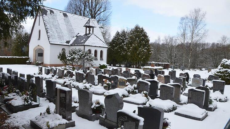 Der Friedhof im Sonneberger Stadtteil Hönbach muss durch eine Dichtmauer geschützt werden, wenn ein Rückhaltebecken für den Fall eines extremen Hochwasers an der Röden gebaut wird. Foto: Rainer Lutz