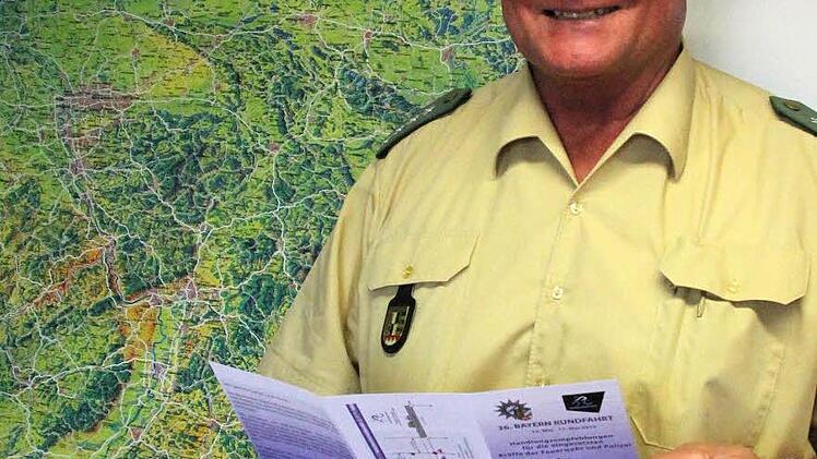 Georg Pabstmann mit dem Flyer der Rundfahrt  Foto: Friedwald Schedel