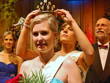 Wahlsiegerin Franziska Dees (20) aus Nüdlingen wird von ihrer Vorgängerin Aileen Kempf zur Rosenkönigin 2015 gekürt. Oberbürgermeister Kay Blankenburg (dahinter) ist sicherlich erfreut. Fotos: Sigismund von Dobschütz