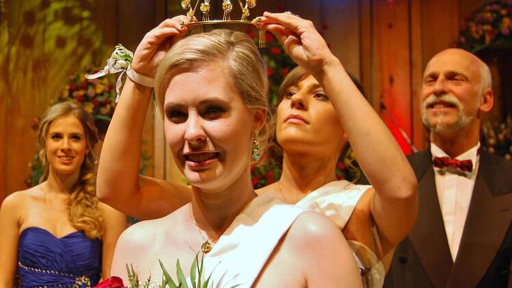 Wahlsiegerin Franziska Dees (20) aus Nüdlingen wird von ihrer Vorgängerin Aileen Kempf zur Rosenkönigin 2015 gekürt. Oberbürgermeister Kay Blankenburg (dahinter) ist sicherlich erfreut. Fotos: Sigismund von Dobschütz