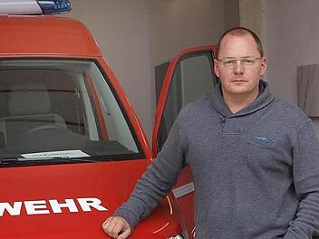 Ralf Meisner mit einem zum Feuerwehrauto umgebauten Fahrzeug. Der Unternehmer sieht sich durch die Auswirkungen des Poststreiks erheblich in die Enge gedrängt.  Foto: Firma Compoint