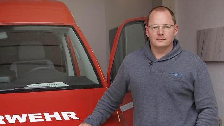 Ralf Meisner mit einem zum Feuerwehrauto umgebauten Fahrzeug. Der Unternehmer sieht sich durch die Auswirkungen des Poststreiks erheblich in die Enge gedrängt.  Foto: Firma Compoint
