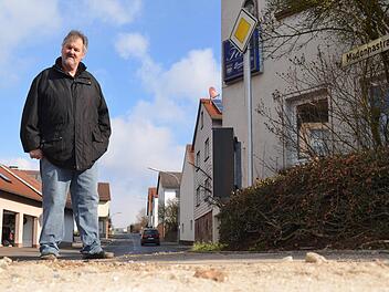 Der Lauterer Wirt Georg Fehr ist mit dem Zustand des Gehweges vor seinem Gasthaus unzufrieden. Hier besteht ein starkes Gefälle, Fußgänger drohen hier zu verunglücken. Foto: Kathrin Kupka-Hahn
