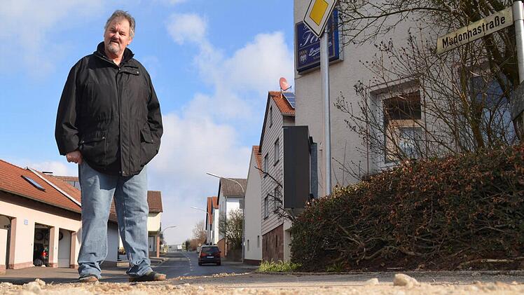 Der Lauterer Wirt Georg Fehr ist mit dem Zustand des Gehweges vor seinem Gasthaus unzufrieden. Hier besteht ein starkes Gefälle, Fußgänger drohen hier zu verunglücken. Foto: Kathrin Kupka-Hahn