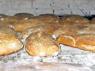 Viele Brote passen in den Backofen - die hohe Nachfrage will gedeckt werden. Foto: Georg Wolf