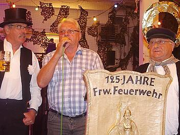 Die Flößer von heute (v. l.), Andreas Grune und Fred Blinzler, und der "Flößer im Himmel", Hans Schrepfer, stimmen das Flößerlied an. Foto: Heike Schülein
