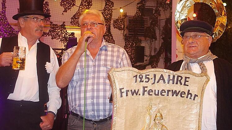 Die Flößer von heute (v. l.), Andreas Grune und Fred Blinzler, und der "Flößer im Himmel", Hans Schrepfer, stimmen das Flößerlied an. Foto: Heike Schülein