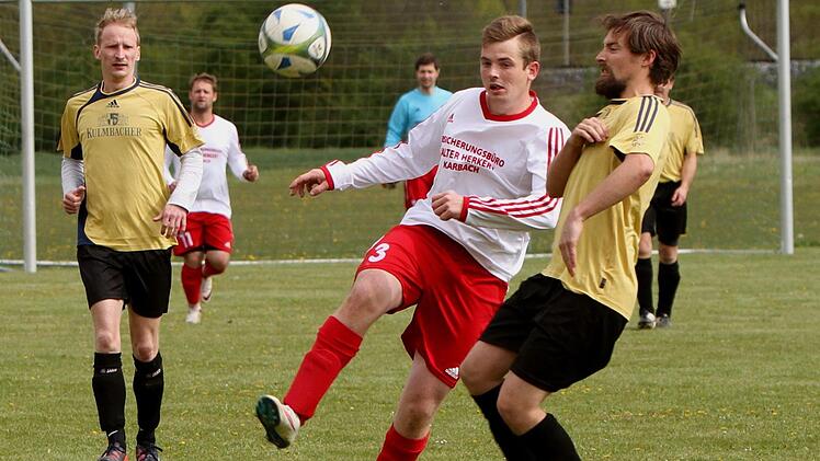 Der Untersteinbacher Kevin Marschall (Zweiter von rechts) lupft den Ball über den Ziegelangerer Peter Schick.