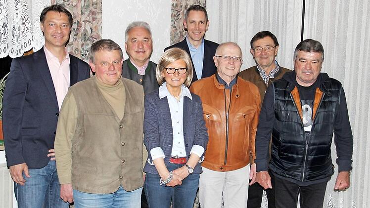 CSU- Ortsvorsitzender Jürgen Kieslich (links), Ehrenvorsitzender Georg Richter (Zweiter von links) und Bürgermeister Martin Bernreuther (mitte hinten) dankten den Geehrten für ihre langjährige Treue. Foto: Katharina Müller-Sanke