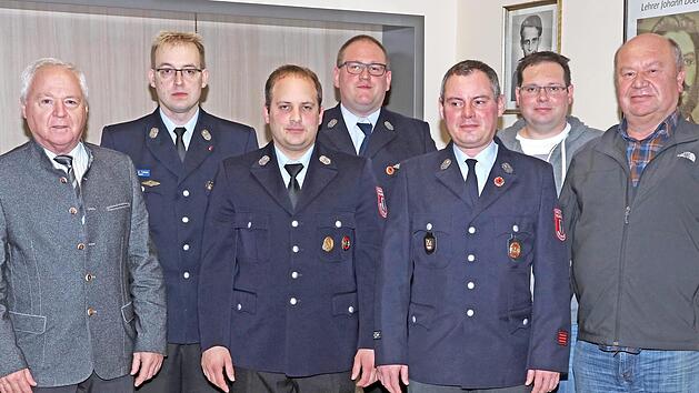 Verdiente Mitglieder wurden bei der Feuerwehr Neuensee geehrt, von links Bürgermeister Helmut Fischer, Kommandant Tobias Winterbauer, Holger Förtsch, Vorstand Matthias Hofmann, Mario Kestel, Stefan Pfadenhauer und Wolfgang Ritzel. Foto: kag