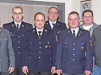 Verdiente Mitglieder wurden bei der Feuerwehr Neuensee geehrt, von links Bürgermeister Helmut Fischer, Kommandant Tobias Winterbauer, Holger Förtsch, Vorstand Matthias Hofmann, Mario Kestel, Stefan Pfadenhauer und Wolfgang Ritzel. Foto: kag
