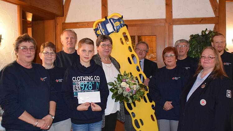 Das Spineboard dient zum Transport von Verletzten, bei denen eine R&uuml;ckenverletzung nicht ausgeschlossen ist. Von links: Sabine Conhoff, Iris S&auml;ngerlaub, Josef Vierheilig-Conhoff, Louis B&uuml;ttner, Roswitha Hub, Burhard K&uuml;hn, Anni M&uuml;ller, Werner Hub, Stephan Hub, Michaela K&uuml;hn