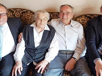 Dora und Willi Just sind 70 Jahre verheiratet. Dazu gratulierten auch stellvertretender Landrat Dieter Schaar ( links) und B&uuml;rgermeister Martin Bernreuther (rechts). Foto: Horst Wunner