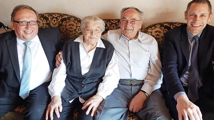 Dora und Willi Just sind 70 Jahre verheiratet. Dazu gratulierten auch stellvertretender Landrat Dieter Schaar ( links) und B&uuml;rgermeister Martin Bernreuther (rechts). Foto: Horst Wunner