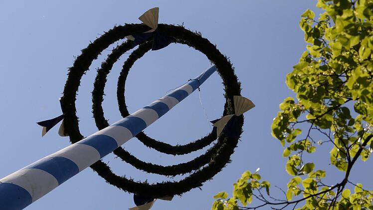 Nach einem tragischen Unfall beim Maibaumaufstellen im mittelfränkischen Wettelsheim ist eine Frau gestorben. Ein Junge (10) wurde verletzt. Symbolfoto: Stephan Jansen/dpa