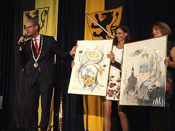 Bürgermeister German Hacker übergab, assistiert von seinen Mitarbeiterinnen Tanja von Jagemann und Romana Schelter, Bilder für die Wolfsberger Kirchen.  Fotos: Richard Sänger