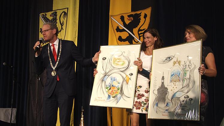 Bürgermeister German Hacker übergab, assistiert von seinen Mitarbeiterinnen Tanja von Jagemann und Romana Schelter, Bilder für die Wolfsberger Kirchen.  Fotos: Richard Sänger