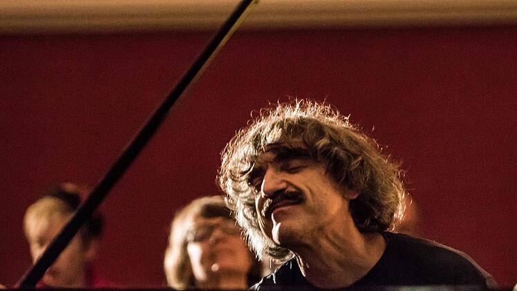 Bei seinem Coburg-Debüt begeisterte Thomas Scheytt mit Blues- und Boogie-Woogie-Klassikern, aber auch mit eigenen Stücken.Foto: Jochen Berger