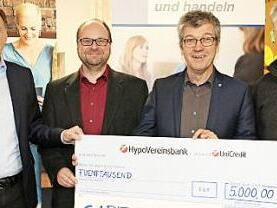 Spendenübergabe von Crealogix an den Caritasverband Coburg (von links): Robert Müller, Lorenz Freitag, Norbert Hartz und Markus Schäferhoff  Foto: Desombre